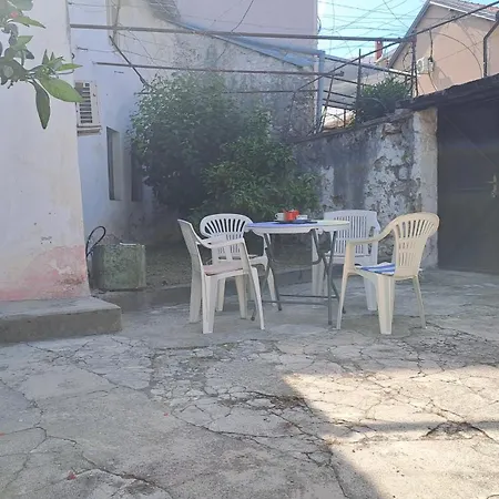 Bajatova Heritage House With Private Courtyard Μόσταρ